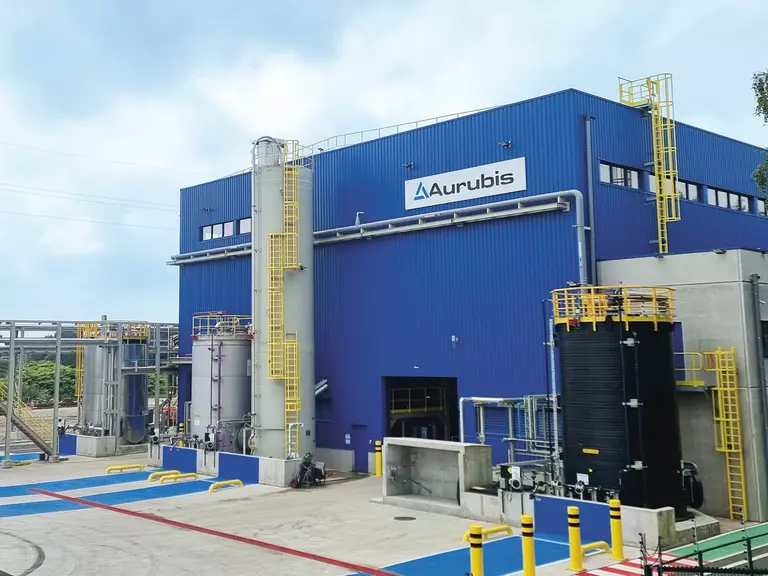 Frontalperspektive auf blaue Wellblechfassade einer Aurubis-Halle