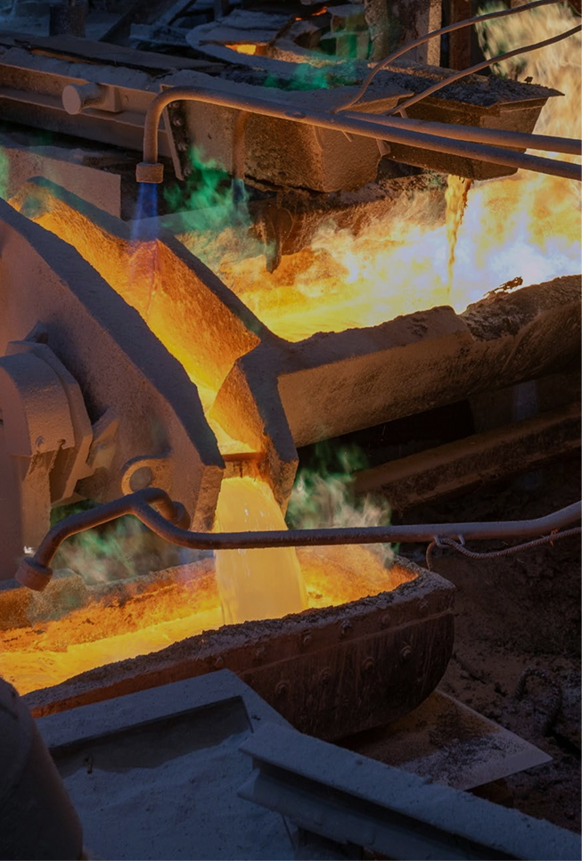 Third level of Aurubis Performance 2030: Efficiency. The image shows steaming, molten metal being further processed.